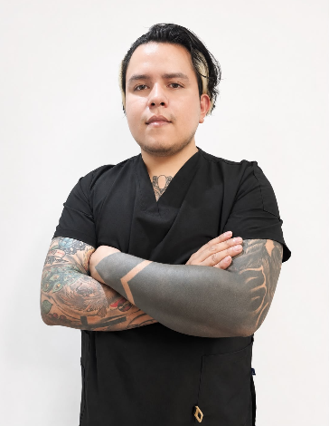 Retrato del Dr. Alexis Fernández con uniforme quirúrgico negro