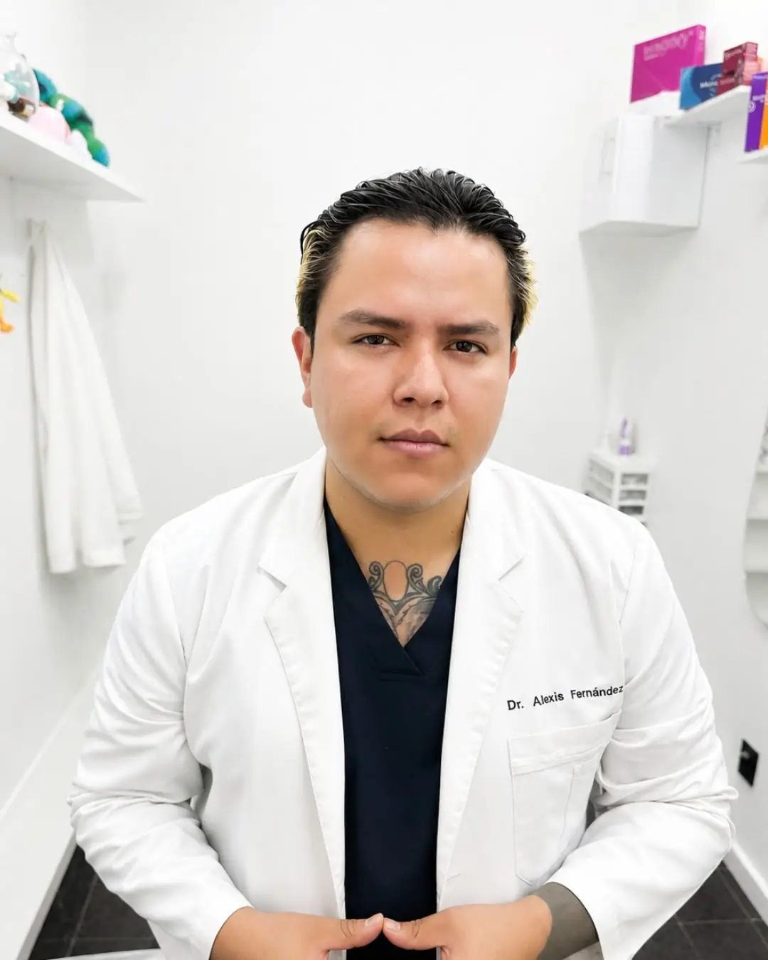 Dr. Alexis Fernández con bata blanca en su consultorio de medicina estética en San Rafael, CDMX